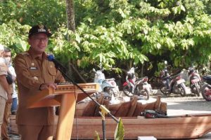 Bupati Eka Putra Membantu Masyarakat dengan Sejumlah Perahu Kayu Kepada Nelayan Sallingka Danau