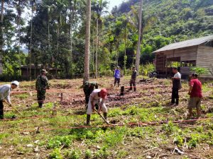 Buka Lahan Baru Pertanian, Anggota Satgas TMMD/N Turut Membantu