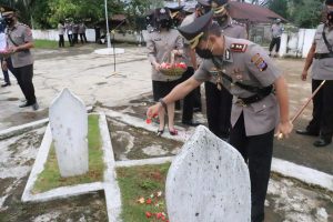 Peringatan Hari Bhayangkara ke 75, Polres Tanah Datar Gelar Upacara dan Ziarah di TMP Bahagia