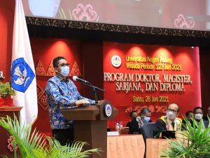 Hendri Septa Mendapatkan Kehormatan Memberikan Orasi Ilmiah Saat Wisuda UNP