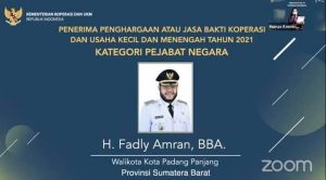 Wako Padang Panjang Fadly Amran Raih Penghargaan Jasa Bakti Koperasi dan UKM dari Kementerian