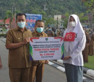 Bupati Pessel Serahkan Piagam Penghargaan Kepada Flora Flecia Siswi SMAN 1 Tarusan