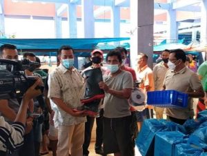 Bupati Pessel Serahkan Bantuan kepada 55 Pedagang Pasar Ikan Painan