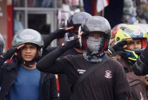 Merinding…..Pengguna Jalan di Padang Panjang Berhenti, Ikuti Detik-Detik Proklamasi