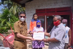 Wako Deri Asta Serahkan Bantuan Untuk 12 Rumah Terdampak Tanah Longsor