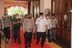 Gubernur Sumbar Dampingi Wakapolri Tinjau Vaksinasi Massal di Kampung Pondok