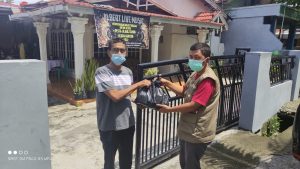 Bantu Paket Sembako pada Warga Isoman di Jati