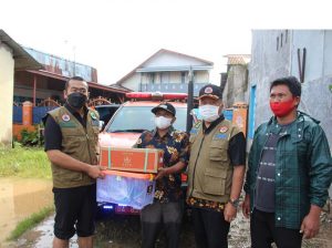 Wagub Audy Serahkan Bantuan untuk Warga Terdampak Banjir Padang