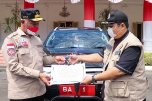 Operasional Pakai Mobil Pribadi, Gubernur Mahyeldi Serahkan Mobil Dinas Baru untuk Penanganan COVID-19