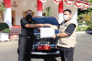 Wagub Audy Serahkan Mobil Dinas pada Satgas COVID-19