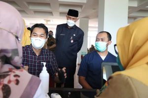 Gubernur Sumbar Tinjau Vaksinasi Ketiga untuk Tenaga Kesehatan di RSUD M.Natsir