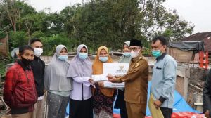 Korban Kendaraan Rem Blong Panyalaian Terima Bantuan dari Baznas Tanah Datar