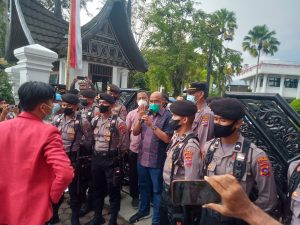 Ketua DPRD Sumbar Temui Pengunjuk Rasa, Azre: Aksi Demo di DPRD Sumbar Sangat Aneh