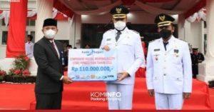 Peringati HUT RI di Padang Panjang, Beasiswa Rp 110 Juta Disalurkan Bank Nagari