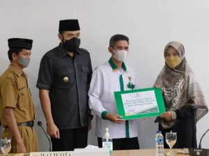 Wako Padang Panjang Fadly Amran Serahkan Beasiswa Program Pengkaderan Ulama