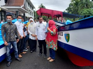 Bupati Pessel Rusma Yul Anwar Serahkan Bantuan Perahu dan Chest Freezer Kepada Kelompok Nelayan