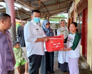 Bupati Pessel Serahkan Bantuan untuk Keluarga Terdampak Bencana di Empat Kecamatan