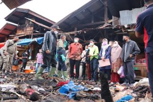 Gubernur Mahyeldi Tinjau Bekas Kebakaran Pasar Bawah Bukittinggi