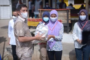 Anggota Komisi IX DPR RI Darul Siska Bantu  Vaksinasi Pada 150 Orang Masyarakat Sawahlunto