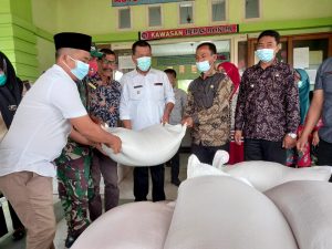 Bupati Pessel Rusma Yul Anwar, Serahkan Bantuan Untuk Warga Terdampak Banjir di Bayang dan IV Jurai