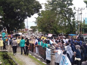 Menolak Pemecatan 57 Pegawai KPK, Gerakan Mahasiswa Antikorupsi Sumbar Orasi Di Gedung DPRD