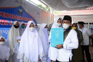 Bupati Eka Putra Serahkan Reward Peserta Terbaik dan Terbanyak Hafalan Kecamatan untuk Wakaf 1001 Hafizh 2021