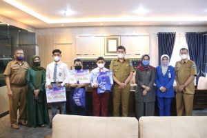 CSR Pendidikan Bank Nagari Berupa Beasiswa Sebesar 120 Juta Disalurkan untuk 113 Pelajar
