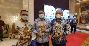 Hendra Pebrizal Terima Penghargaan TOP CEO BUMD AWARDS 2021