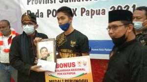 Raih Medali di PON Papua, Winda dan Bintang Terima Pin Emas dari Buya Zulhardi Latif