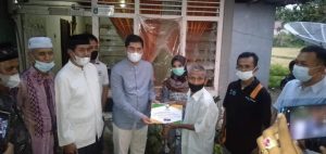 BAZNas Sawahlunto Serahkan Dana Rp 5 Juta , Bantu Rumah Syahril Yang Rusak Oleh Bencana Alam