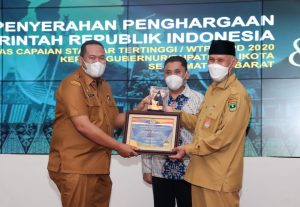 Sumbar Terima Plakat dan Piagam WTP LKPD 2020 dari Kemenkeu