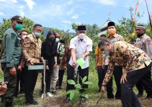 Tinjau Basis PDRI, Gubernur Sumbar Serahkan Bantuan Bibit Tanaman dan Sembako