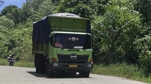 Rusak Akibat Mobil Truk Tronton, Akses Jalan Padang – Mandeh Ancam Keselamatan Pengendara