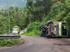 Diduga Over Load, Truk Tronton Terbalik di Jalan Teluk Kabung – Mandeh