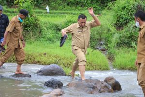 Seberangi Sungai dan Daki Bukit, Bupati Rusma Yul Anwar Kunjungi Warga Korban Tanah Longsor