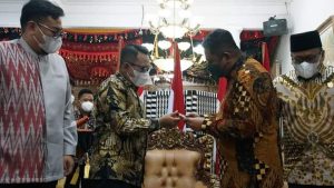 Kabinda Sumbar Terima Senjata Tradisi Minangkabau 