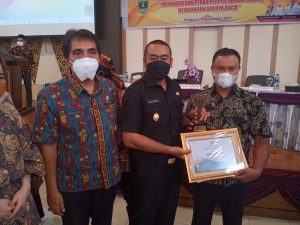 Wagub Audy Joinaldy Serahkan Anugerah Literasi