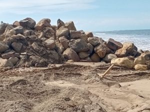 Berpotensi Rugikan Negara, Proyek Pembangunan Seawall dan Bangunan Pengaman Pantai Air Haji Diduga Asal Jadi