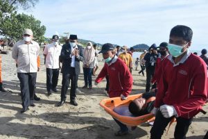 Walikota Hendri Septa Saksikan Simulasi Penyelamatan Korban Di Pantai Padang