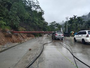 Tiang Listrik Menimpa Satu Mobil Avanza Di Sitinjau Lauik