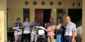 Direktur Utama Perumda Air Minum Kota Padang Antarkan Satu Unit Sepeda Motor Kepada Pelanggan Setia