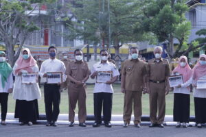 Bupati Pessel Bagikan Jaminan Kesehatan Nasional BPJS Kepada Guru Kontrak dan THL