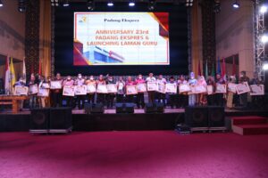 Bupati Pessel Terima Penghargaan Kemitraan dari Padang Ekspress