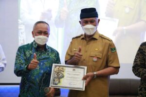 Gubernur Mahyeldi Terima Penghargaan Kementerian KLH 