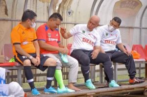 Pertandingan Sepak Bola Persahabatan dengan IMA Padang, Gubernur Ajak Izet Perkuat Kesebelasan Sakato FC