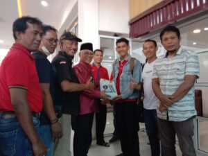 Drs. H. Guspardi Gaus M.Si Serahkan Bantuan Pasca Gempa ke Balai Wartawan Luak Limopuluah
