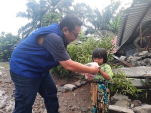 Salurkan Bantuan ke Taruko, Aksi Kemanusiaan WAG TOP 100 Dihajar Hujan Deras
