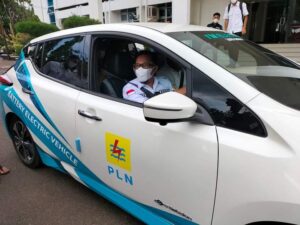 Mobil Listrik Dinilai Ramah Lingkungan, Bupati Eka Lakukan Test Drive