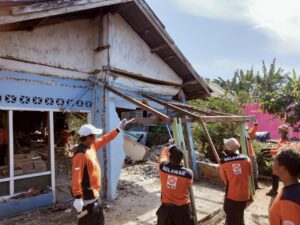 Relawan Partai Mahyeldi Bertungkustumus Bersihkan Puing Rumah Korban Gempa