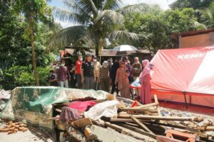 Wabup bersama Hj. Merry Warti mengunjungi Korban Gempa Pasaman Barat dan Pasaman